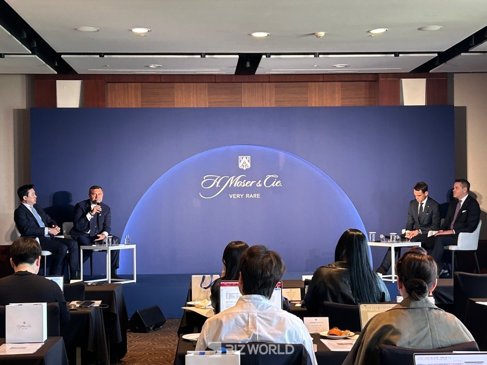 왼쪽부터 오동준 모저앤씨 한국 지사장, 조르지오 다미아니 다미아니그룹 부회장, 에두아르 메일란 모저앤씨 CEO, 니콜라스 호프만 모저앤씨 글로벌 세일즈 디렉터로, 조르지오 다미아니 다미아니그룹 부회장이 발표를 하고 있는 모습이다. 사진=김선주 기자