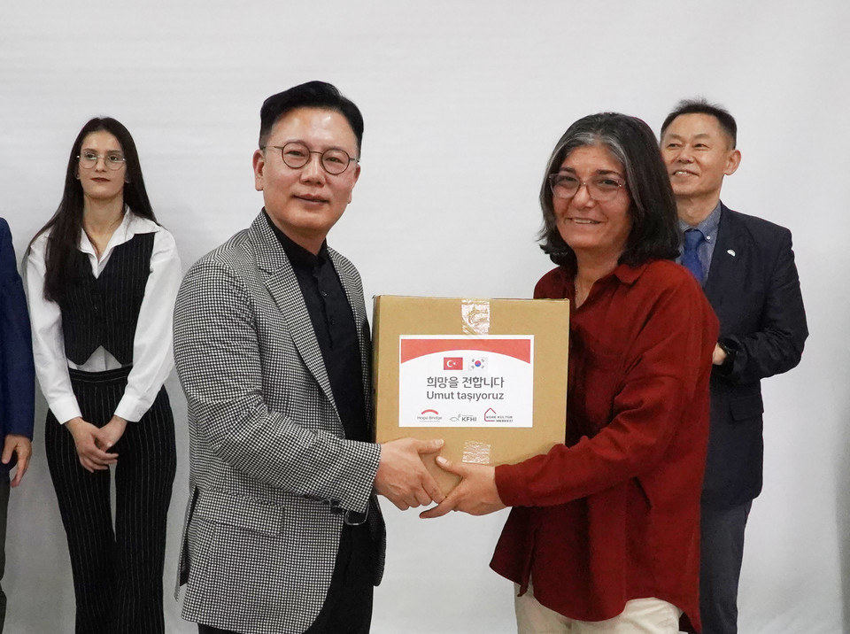 신훈 희망브리지 사무총장이 튀르키예 임시주거시설 생활 이재민에게 위생키트를 전달하고 있다. 사진=희망브리지