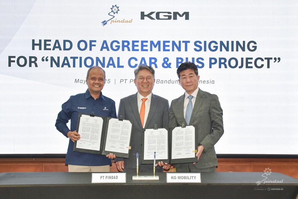 KGM 곽재선 회장(가운데)와 KGM 황기영 대표이사(오른쪽), 핀다드 시깃 산토사(Mr. Sigit P. Santosa) 대표(왼쪽)가 HOA 체결을 하고 기념사진을 촬영하고 있다. 사진=KGM