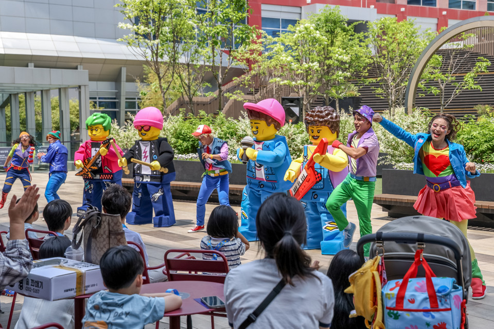 서울 용산에서 열린 ‘레고 페스티벌’ 플레이 팝 행사 공연을 관람하는 어린이들. 사진=레고랜드 코리아