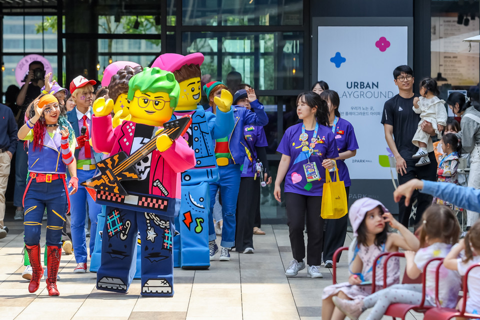 레고랜드의 플레이 팝 플래그 행렬이 서울 용산 아이파크몰 ‘더 가든’에서 펼쳐지며 관람객들의 눈길을 사로잡았다. 사진=레고랜드 코리아