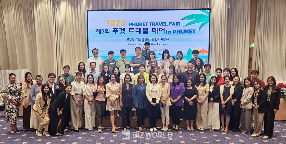 푸껫 트래블 페어 인 푸껫 참석자들이 단체 사진을 촬영하고 있다. 푸껫=손진석 기자