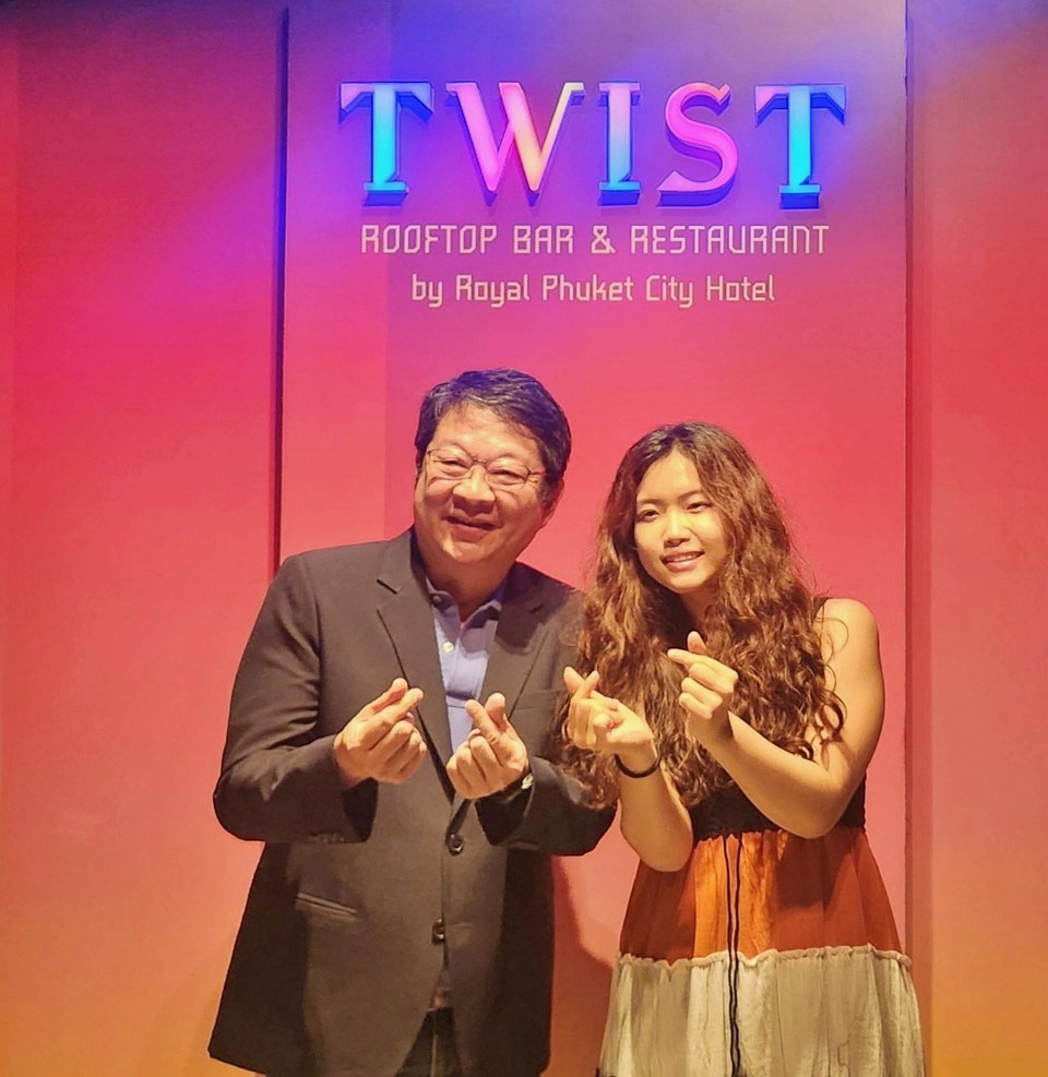 PLC 초대 회장인 씻 폰짜른로얄푸껫시티호텔 대표(왼쪽)와 홍보대사 가수 강예영. 사진=