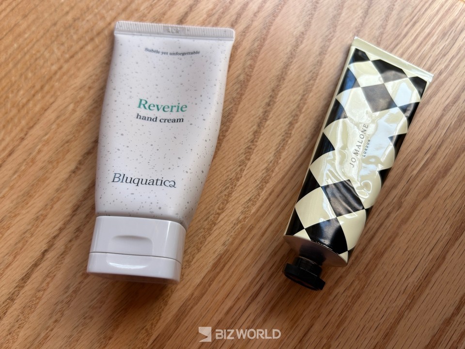 블루콰티카 레버리 핸드크림(왼쪽)이 조말론 라임바질앤만다린 핸드크림보다 향이 더 강하고 향 지속 시간도 길었다. 사진=김선주 기자