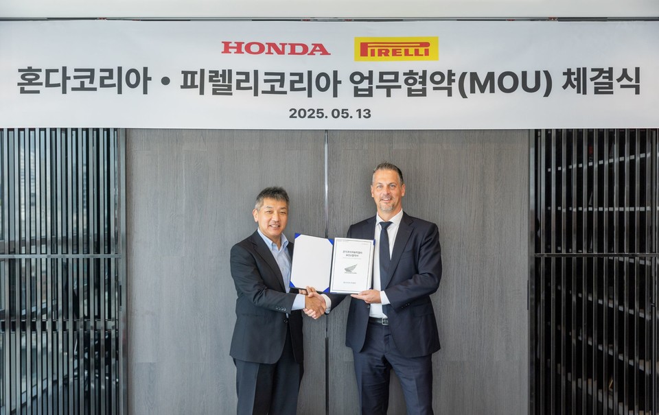 혼다코리아 미즈노 코이치 전무(왼쪽)과 피렐리코리아 안드레아 이옵 대표가 업무협약(MOU)을 체결하고 기념 사진을 촬영하고 있다. 사진=혼다코리아