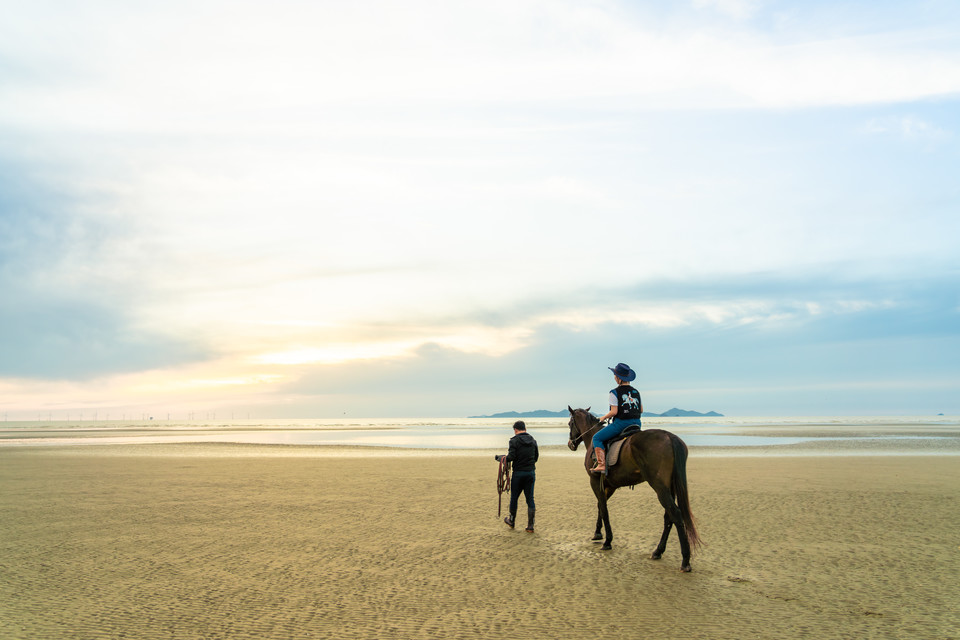 휘게팜 고창해변승마클럽에서 진행하는 해변 외승, 명사십리를 거닐어 보는 순간. 사진=한국관광공사