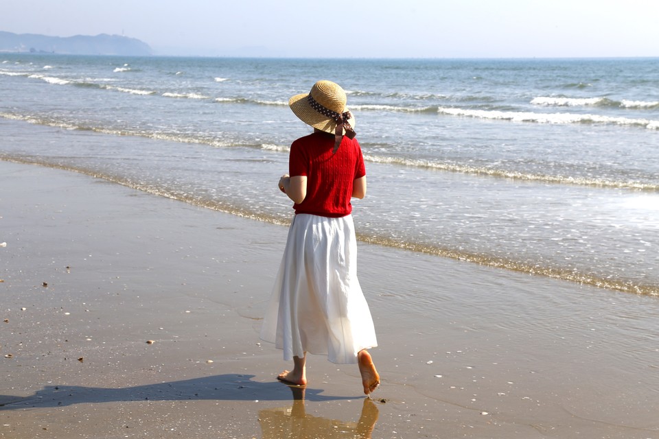 땅(Earth)과 진행형(ing)의 합성어로 맨발을 접촉해 지구의 에너지를 받아들이는 행동을 뜻하는 '어싱'. 특히 해변 맨발걷기를 '수퍼 어싱'이라 일컫는다. 사진=한국관광공사