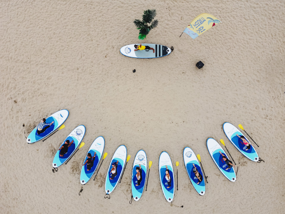 부산 광안리 해변에서 진행하는 SUP 요가. 사진=크레이지서퍼스