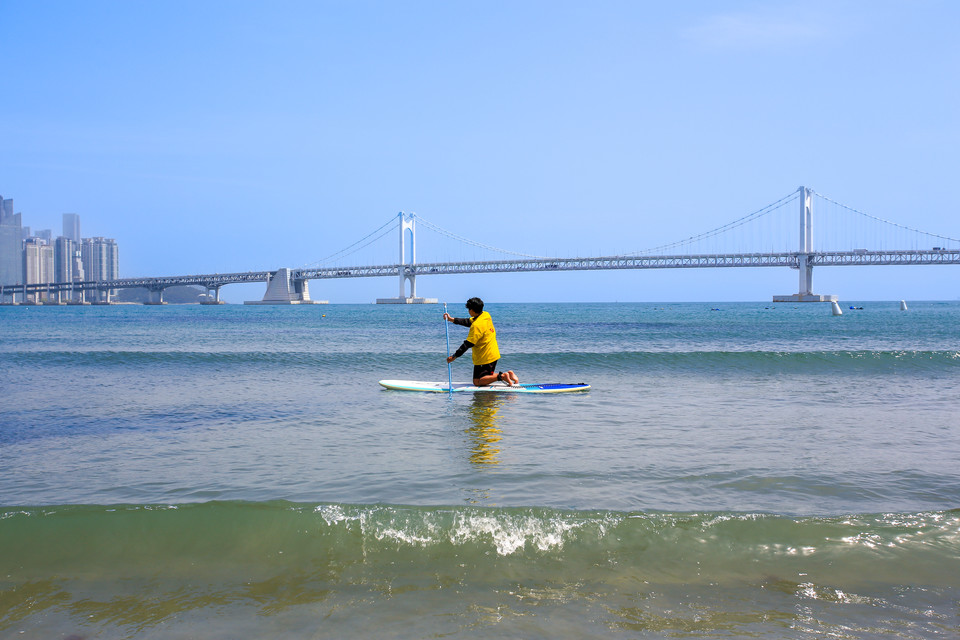 패들보트는 서서 타도 앉아서 타도 낭만적인 체험이다. 사진=한국관광공사