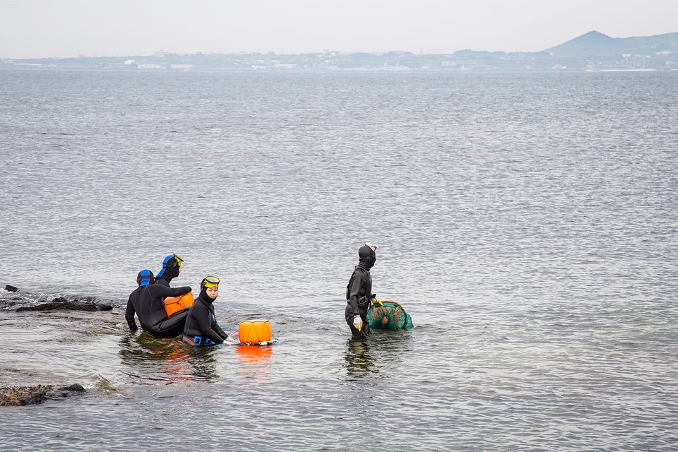 물때를 기다리는 해녀. 사진=Visit Jeju