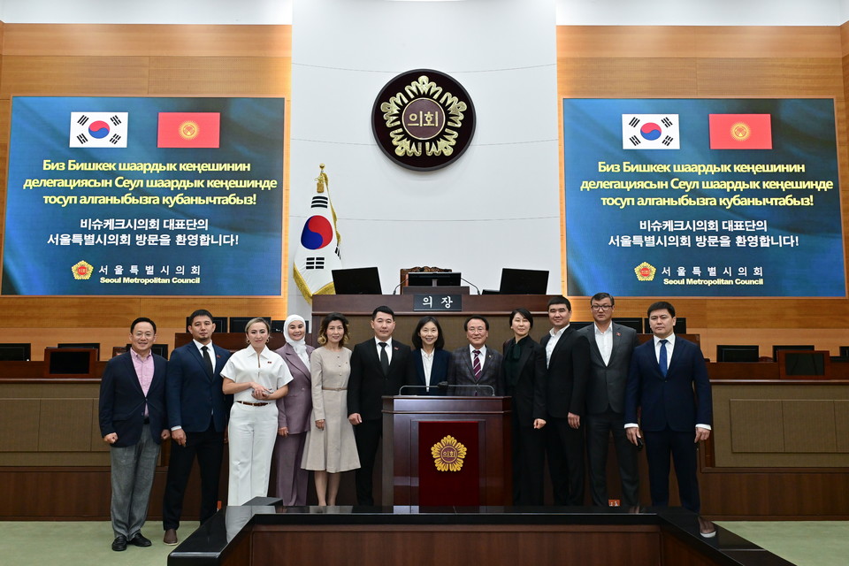 최호정 서울시의회 의장이 이종환 부의장, 아이스루 시의원과 키르기스스탄 비슈케크시의회 의장 벡잔 우세날리예프 의장 등 대표단과 기념 사진을 촬영하고 있다. 사진=서울시의회