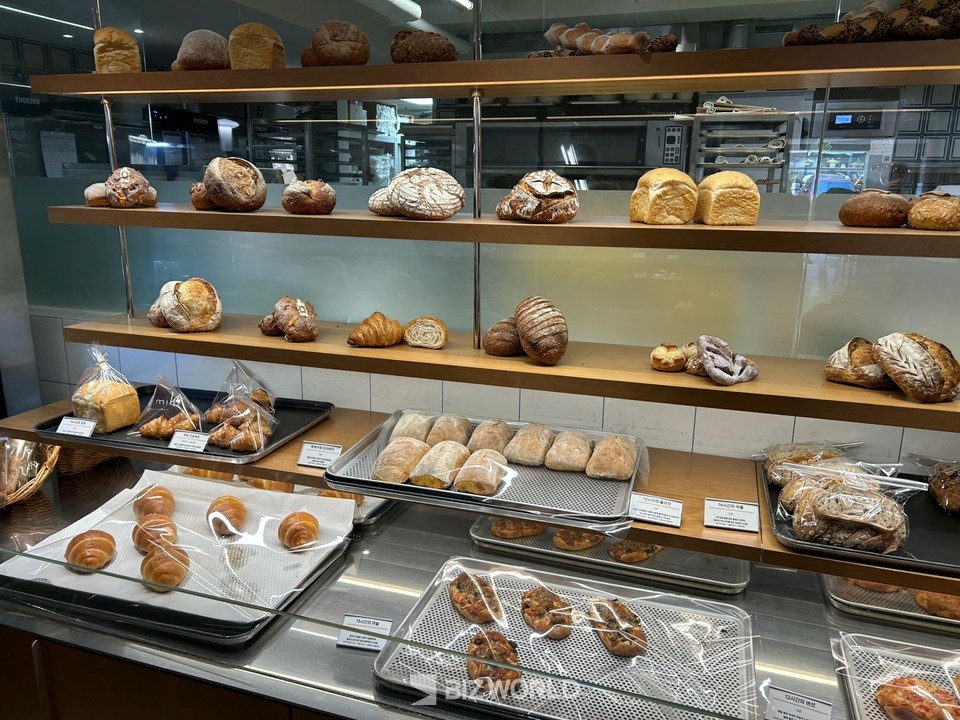식빵, 소금빵, 치아바타 등 다양한 종류의 빵을 판매한다. 르밀이 자체 개발한 제품들도 있다. 사진=김선주 기자