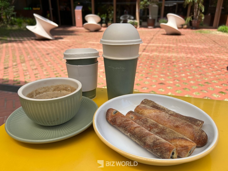 빵을 양송이크림 수프에 찍어 먹으면 한 끼 식사로도 훌륭하다. 양송이크림 수프는 고소하면서 양송이향이 은은하게 퍼져 맛있다. 사진=김선주 기자