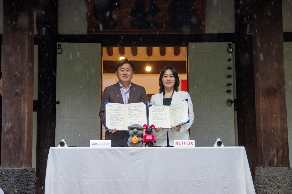 오영훈 제주특별자치도지사(왼쪽)와 김민영 넷플릭스 아시아 태평양 지역(인도 제외) 콘텐츠 VP가 기념 촬영을 하고 있다. 사진=넷플릭스