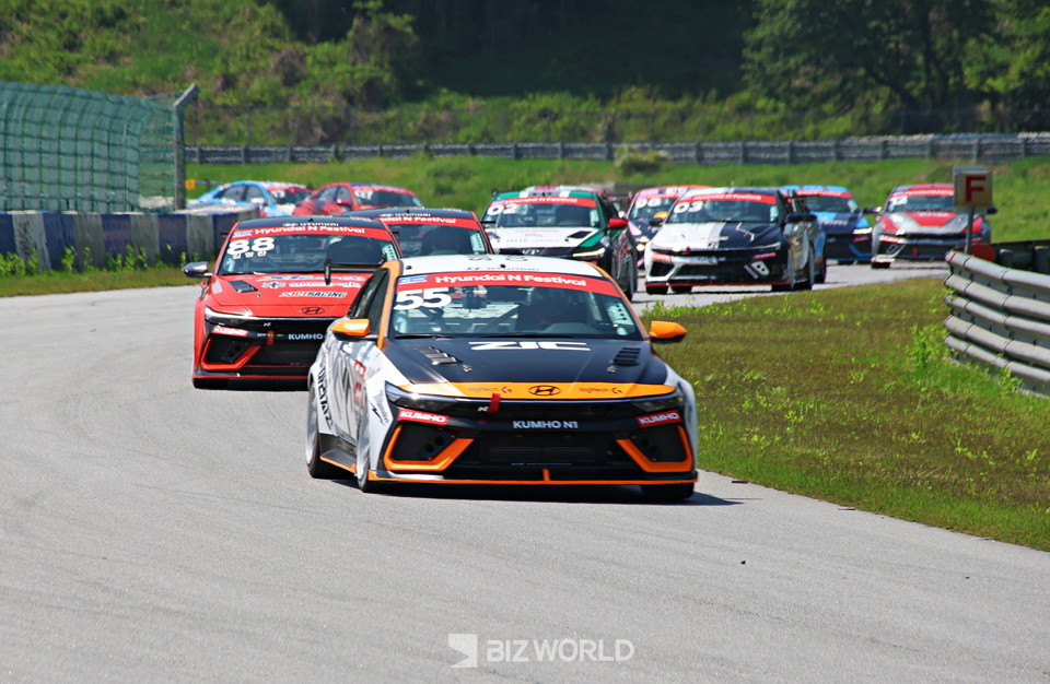 현대 N 페스티벌 N1 클래스 출발 직후 5번 코너를 지나서 속도를 높이고 있는 차량들. 사진=손진석 기자