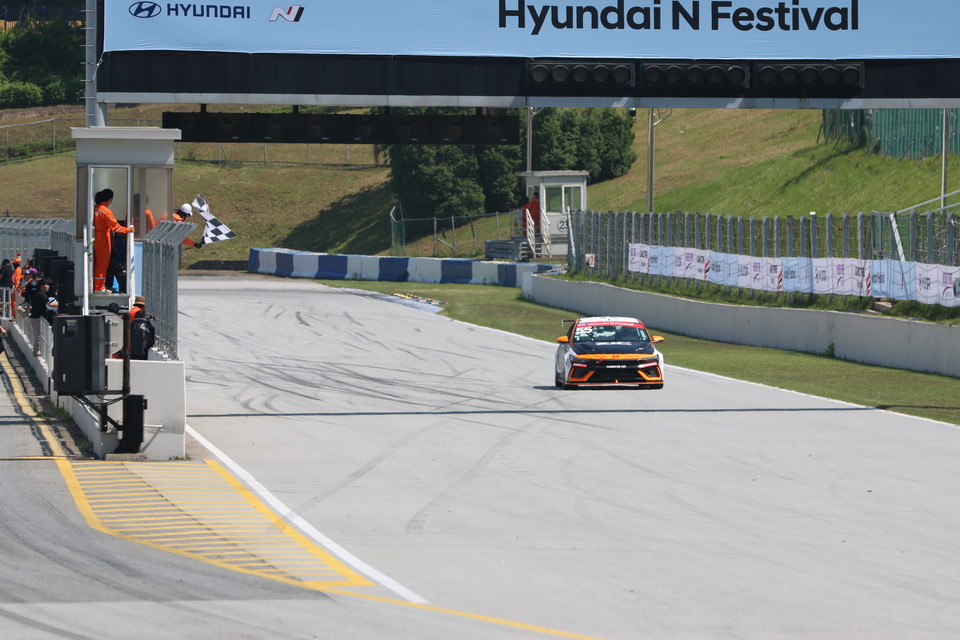 신우진(55번)이 경기 종반 재역전 이후 가장 먼저 체커기를 받고 있다. 사진=한국모터스포츠기자단