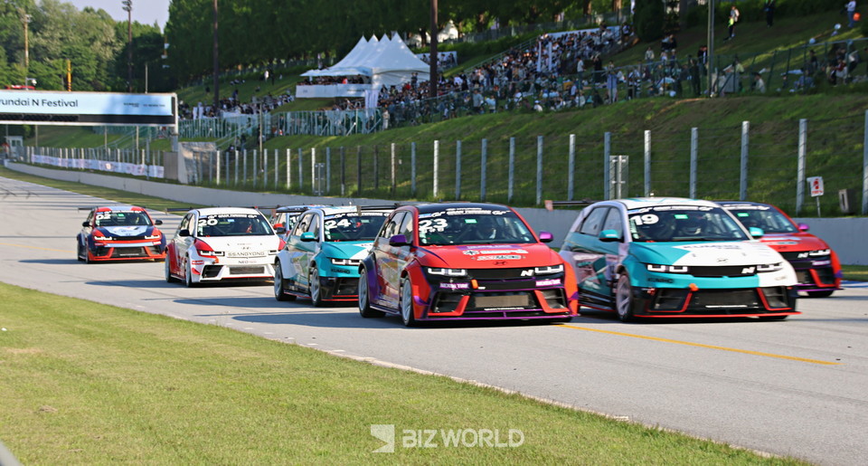 18일 용인 에버랜드 스피드웨이에서 진행된 현대 N페스티벌 eN1 클래스 2차 레이스 결승전 출발 모습. 용인=손진석 기자