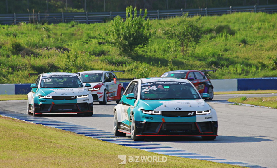 24번 이창욱 선수가 선두를 추격하기 위해 속도를 올리고 있고, 그 뒤를 19번 노동기 선수가 바짝 따르고 있다. 용인=손진석 기자