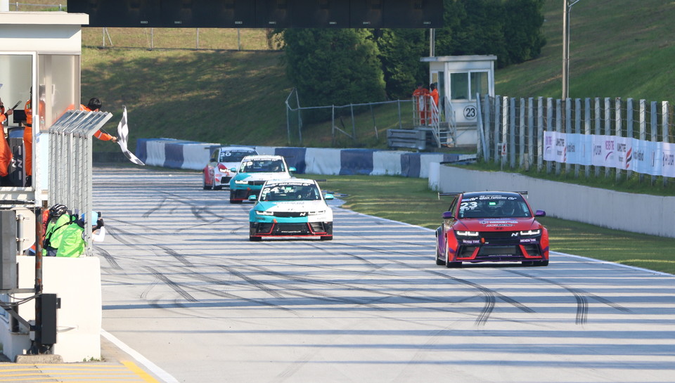 23번 김규민 선수가 가장 먼저 체커기를 받고 있다. 사진=한국모터스포츠기자단