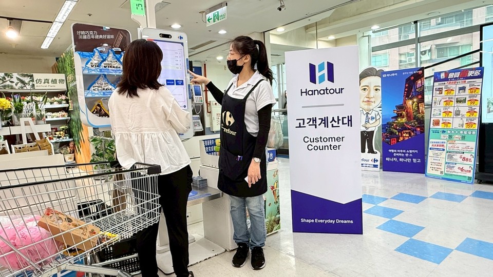 대만 까르푸 구이린점에서 하나투어 모바일 상품권으로 결재를 진행하고 있다. . 사진=하나투어