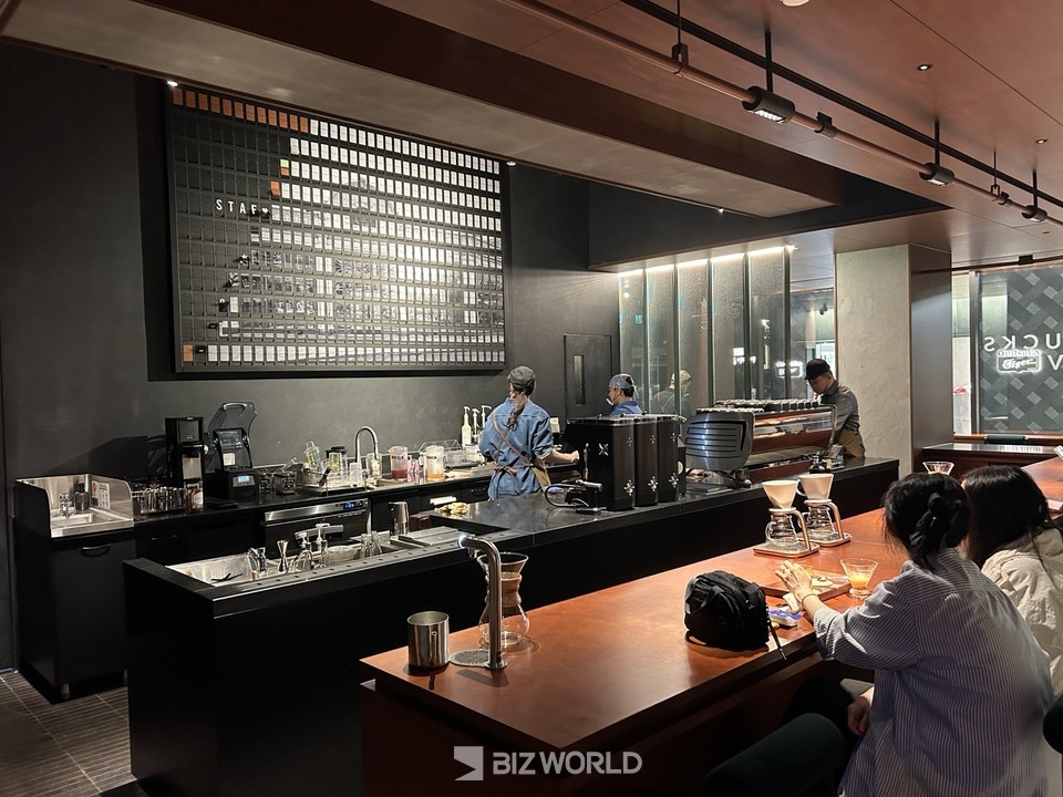 매장 1층에 로스터리의 상징적인 ‘플리커 보드’를 국내 스타벅스 매장 최초로 설치했다. 사진=김선주 기자