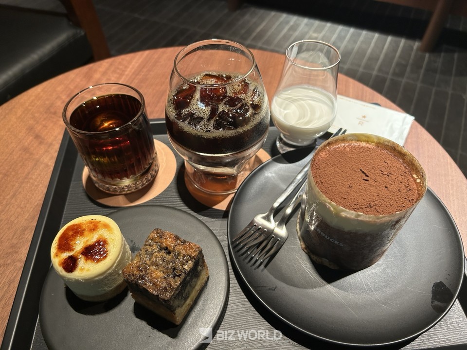 사진 맨 왼쪽 위부터 시계 방향으로 리저브 스모크드 콜드 패션드, 리저브 B&W, 멜팅 마스카포네 티라미수, 블랙 트러플 버터바, 브륄레 치즈 케이크의 모습. 사진=김선주 기자