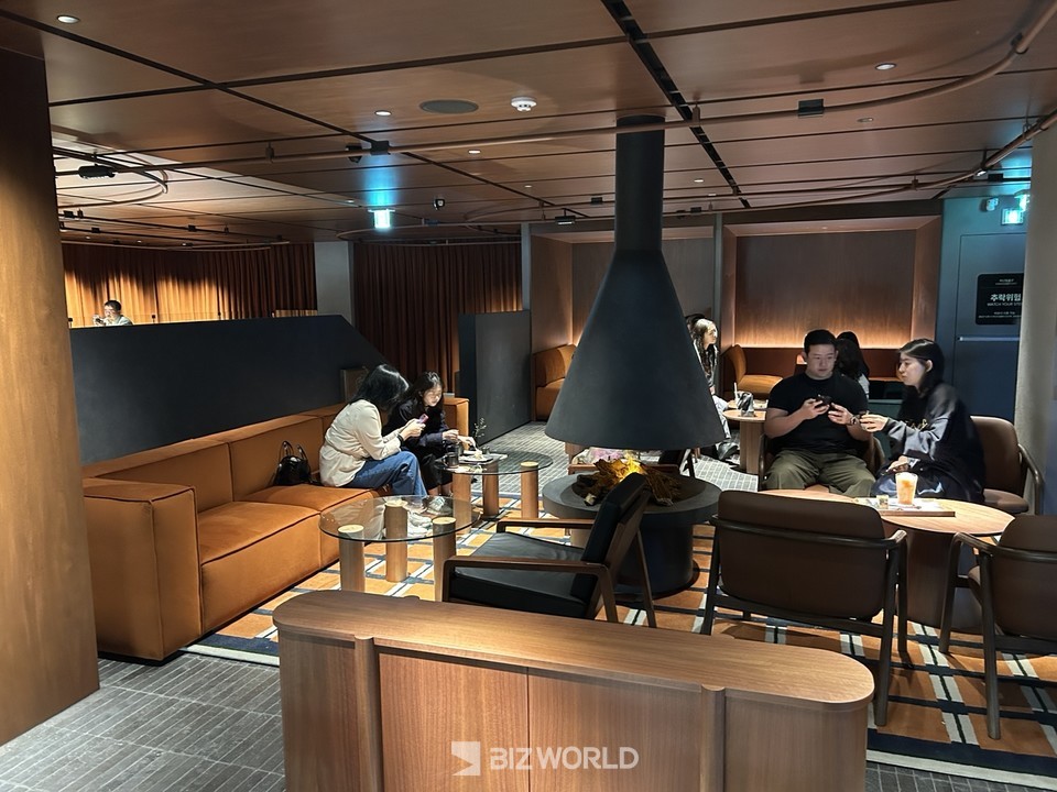 총 65석 규모의 지상 2층 건물로 구성된 리저브 도산 2층 한 가운데에는 모닥불 모형을 배치해 이국적인 느낌을 자아냈다. 사진=김선주 기자