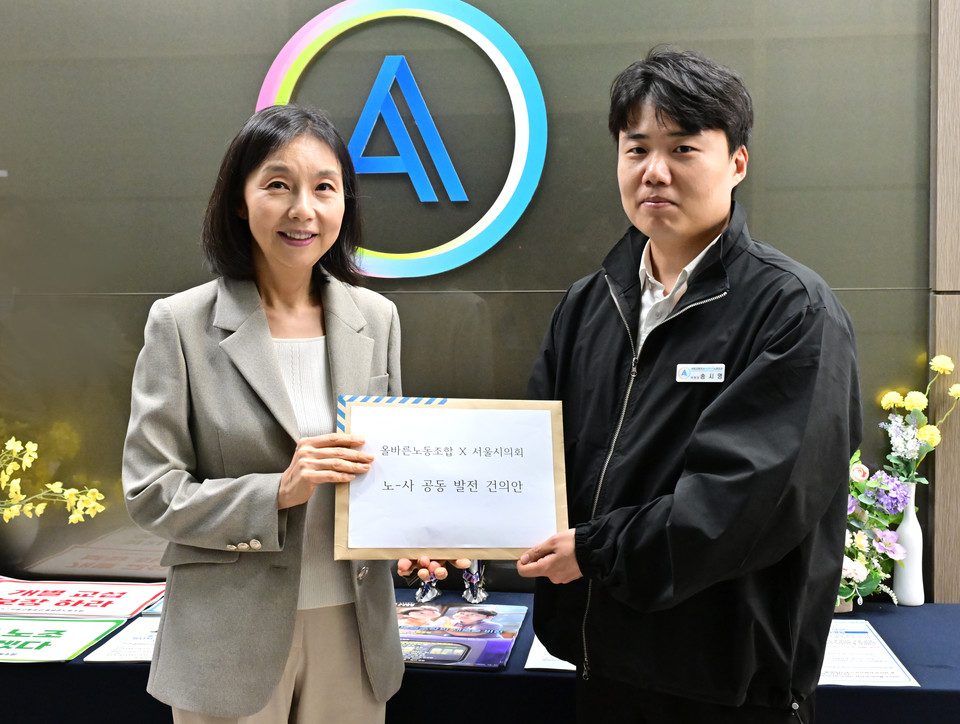 최호정 의장에게 건의안 전달하는 송시영 위원장. 사진=서울시의회