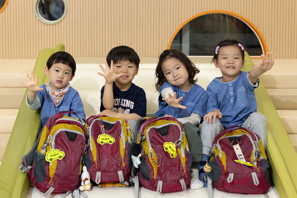 볼보자동차코리아가 한국보육진흥원과 협력해 육아종합지원센터에 어린이 안전 키링 1만5800개를 기증했다. 사진=볼보자동차