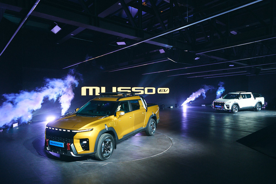 국내 최초 전기 픽업 KGM 무쏘 EV가 신차 발표회에서 첫선을 보이고 있다. 사진=KGM