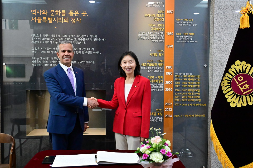 뮤르셀 일디즈카야 앙카라 폴라틀리시 시장과 최호정 의장이 기념 사진을 촬영하고 있다. 사진=서울시의회
