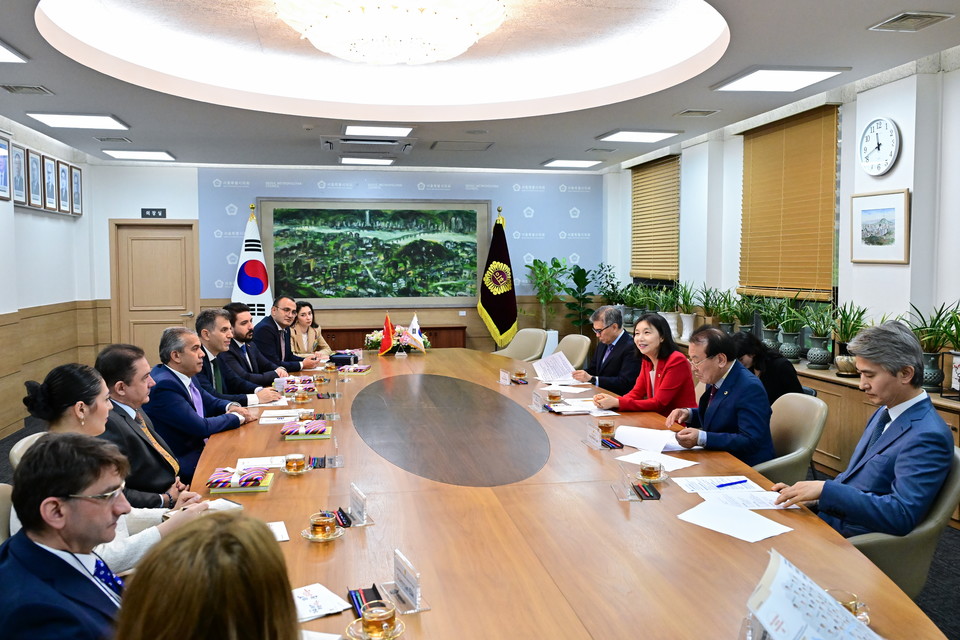 앙카라시의회 대표단과 면담 중인 서울시의회 의장단. 사진=서울시의회