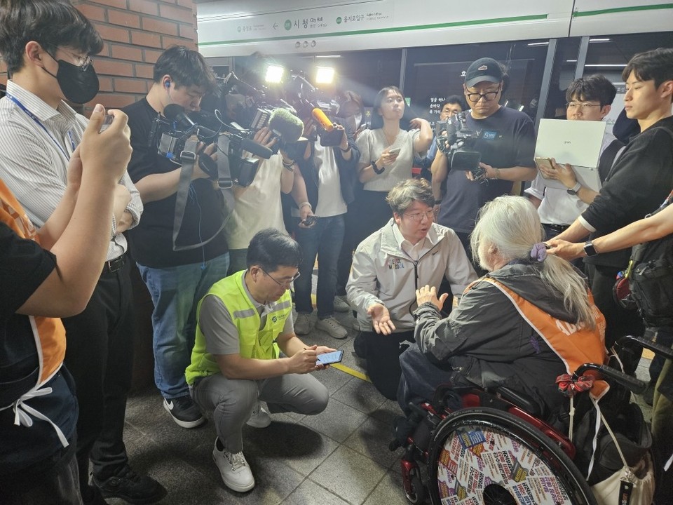 지난 5월 13일, 전장연의 시청역 점거에 대해 항의하며 해산을 요청하는 문성호 서울시의원. 사진=서울시의회