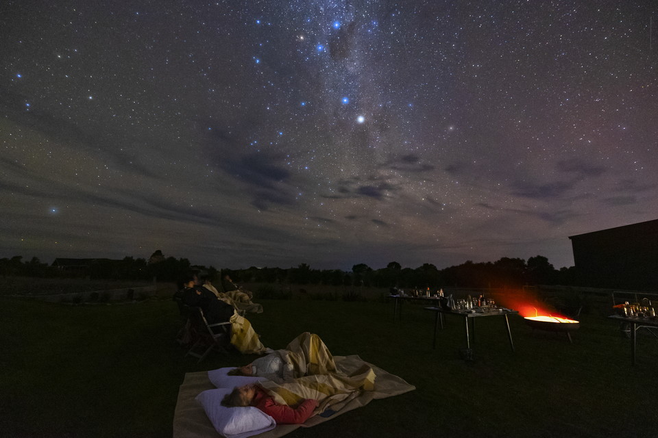 담요 위에 누워 올려다보는 별빛 밤하늘. 사진=Rachel Gillespie