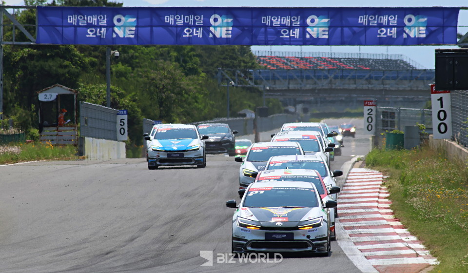 프리우스 PHEV 클래스 결승 스타트 장면. 사진=손진석 기자