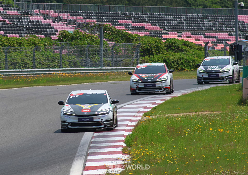 경기 초반 강창원(01번)이 선두로 나서 역주하고 있고 그 뒤를  송형진(86번)과 이율(12번)이 추격하고 있다. 사진=손진석 기자