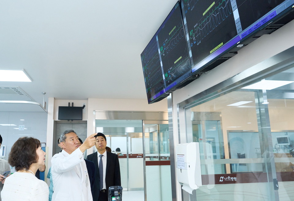 하헌영 인천나은병원장(왼쪽 두 번째)와 병원 의료진들이 병동에 설치돼 있는 씽크 모니터를 살펴보고 있다. 사진=대웅제약