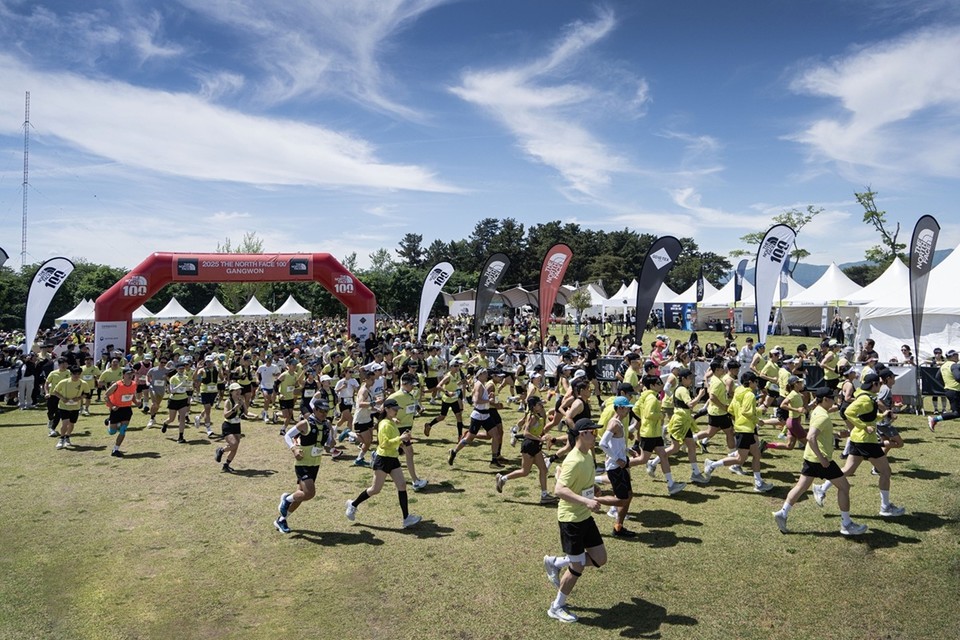 글로벌 트레일러닝 대회 ‘2025 TNF 100 강원’ 11km 레이스 출발!. 사진=노스페이스