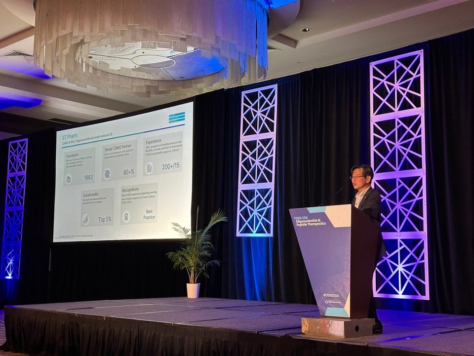 최석우 에스티팜 사업본부 본부장이 지난 19일부터 22일(현지시간)까지 미국 샌디에이고에서 열린 TIDES USA 2025에서 RNA 기반 치료제 플랫폼 사업 전반에 대한 기술력과 경쟁력을 소개하고 있다. 사진=에스티팜