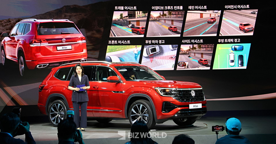 폭스바겐코리아 상품기획팀 이지현 부장이 신형 아틀라스 상품설명을 하고 있다. 사진=손진석 기자