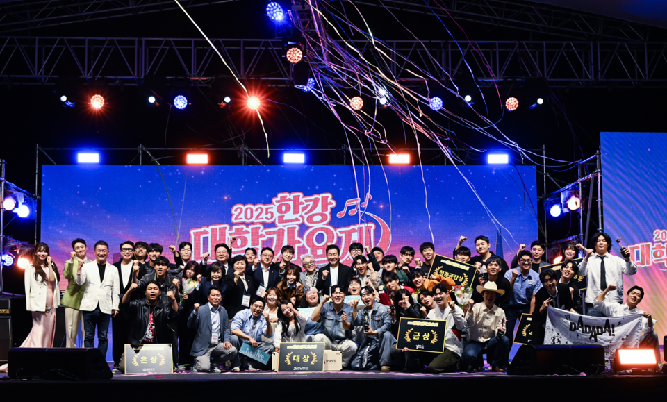 임만균 서울시의회 환경수자원위원장이 ‘2025 한강대학가요제’ 참가자들과 기념 사진을 촬영하고 있다. 사진=서울시의회
