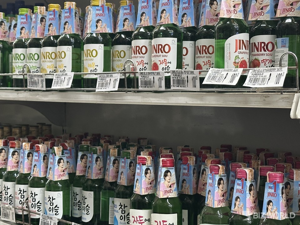 필리핀 마닐라 소재 현지 마트에 진열된 하이트진로 소주 제품 포트폴리오. 필리핀=김미진 기자