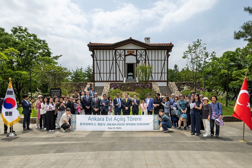 앙카라 하우스 개장식에서 참석자들이 기념 사진을 촬영하고 있다. 사진=튀르키예문화관광부