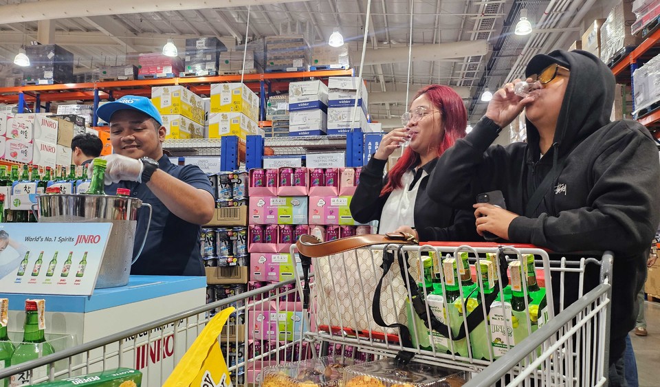 필리핀 마닐라의 S&R 매장에서 소비자가 진로(JINRO) 제품을 시음하고 있다. 사진=하이트진로