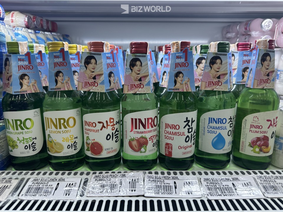 퓨어골드 파라냐케점 내에 요구르트와 함께 진열된 진로(JINRO) 제품. 필리핀 현지에서는 소주에 요구르트를 섞어 마시는 경우가 많다고 한다. 필리핀=김미진 기자