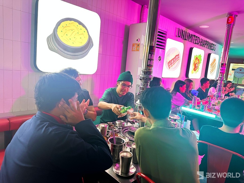 지난 22일 직접 방문한 필리핀 현지의 대형 한식 프랜차이즈 ‘삼겹살라맛(Samgyupsalamat)’에서 현지인들이 진로와 함께 식사를 즐기는 모습. 필리핀=김미진 기자