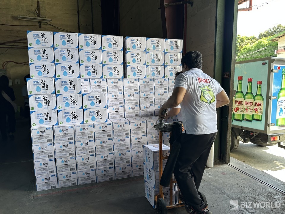 필리핀 마닐라 소재 K&L 본사 물류센터 직원들이 진로 제품을 옮기고 있다. 필리핀=김미진 기자