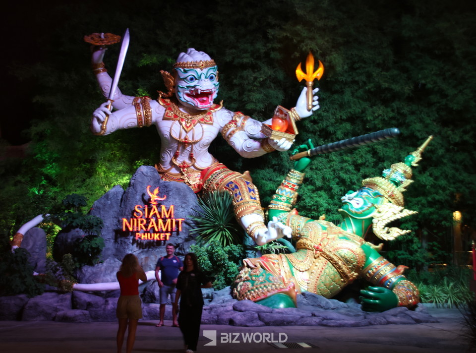 공연장 입구의 조형물. 사진=손진석 기자