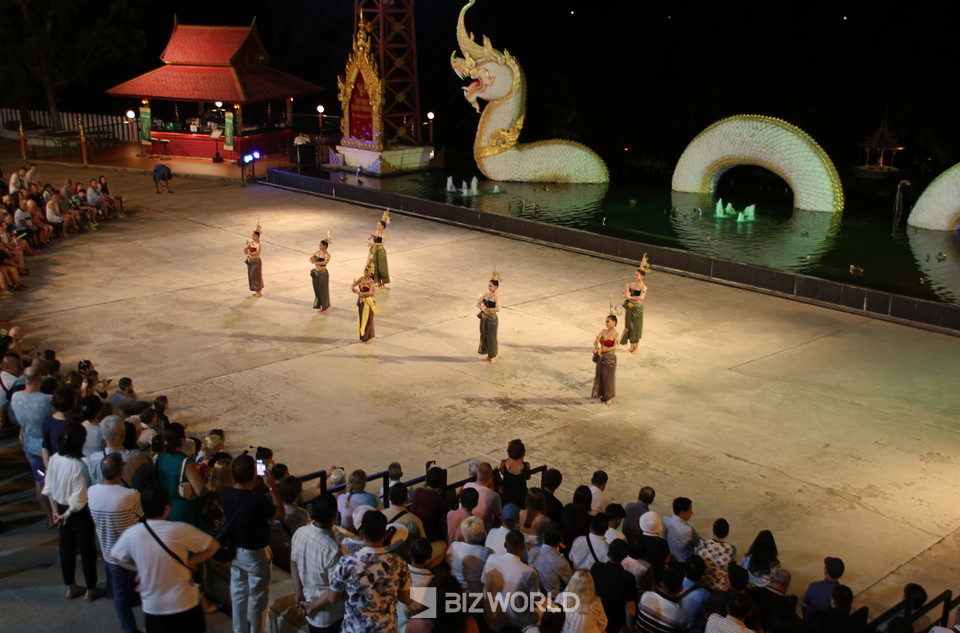 본 공연전 식전 공연을 펼치고 있다. 사진=손진석 기자