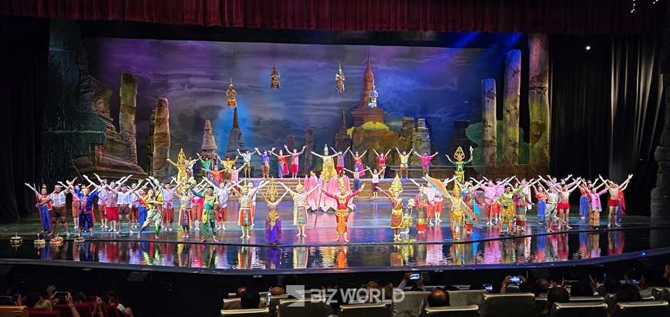 공연 피날레에서 모든 연기자들이 무대에서 인사를 하고 있다. 사진=손진석 기자